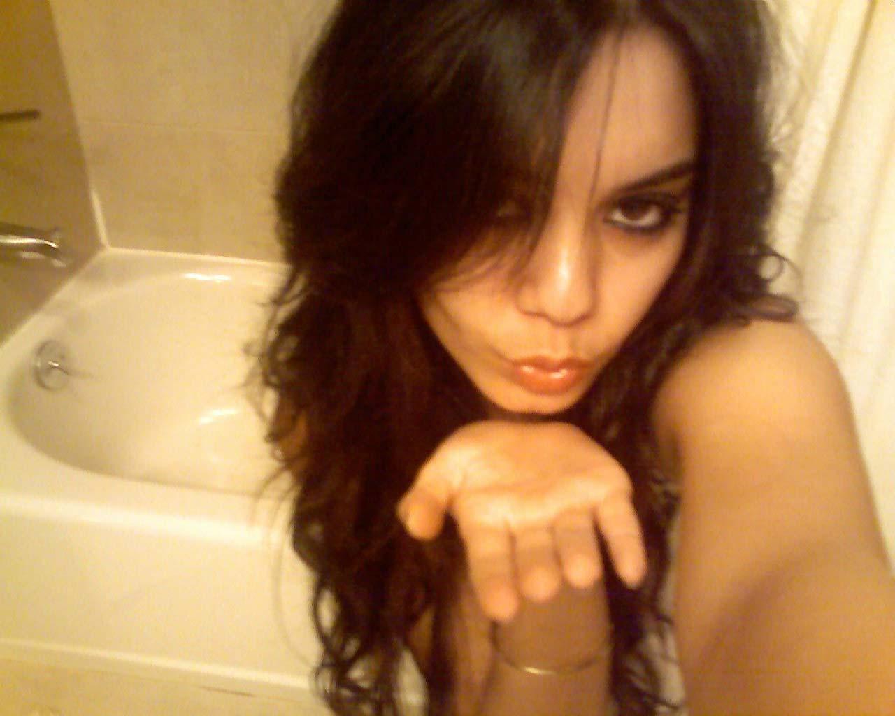 16P Vanessa Hudgens exposing sexy body and nice tits on leaked photos