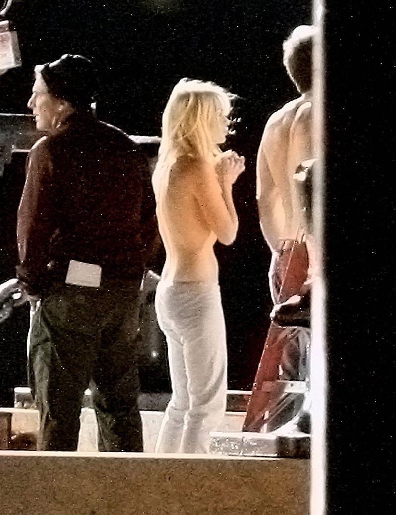 16P Anna Faris walking around completely nude