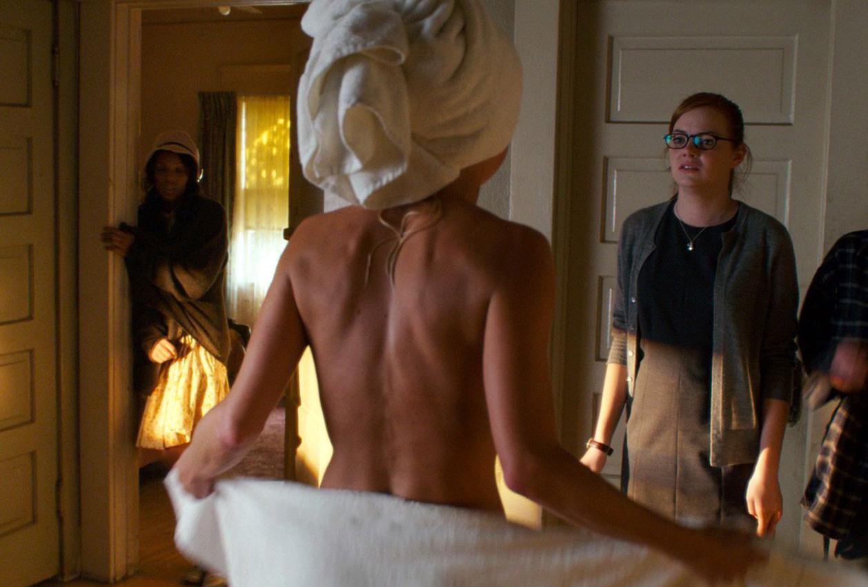 16P Anna Faris walking around completely nude