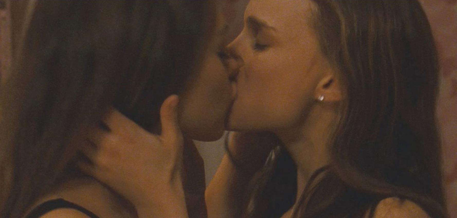 16P Natalie Portman lesbo kissing Mila Kunis