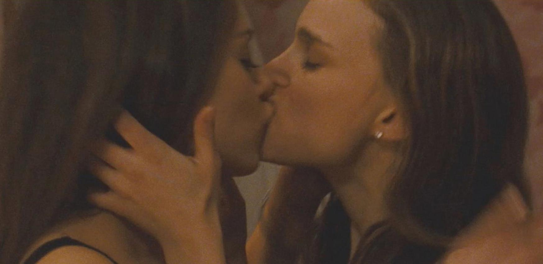 16P Natalie Portman lesbo kissing Mila Kunis