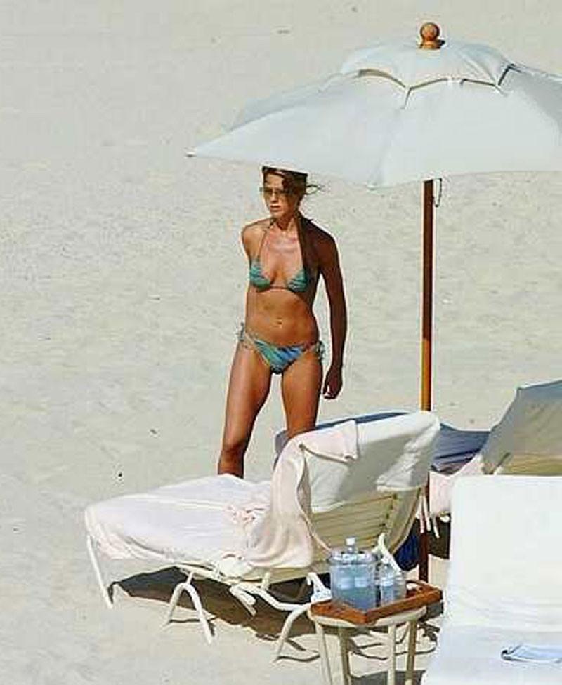 16P Jennifer Aniston showing topless on the beach