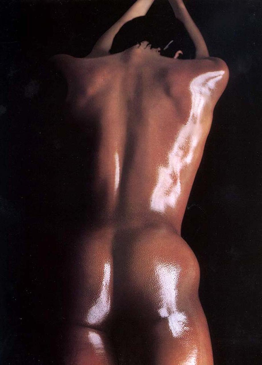 10P Naomi Campbell posing nude with some guy and girl and exposing her tiny tits and