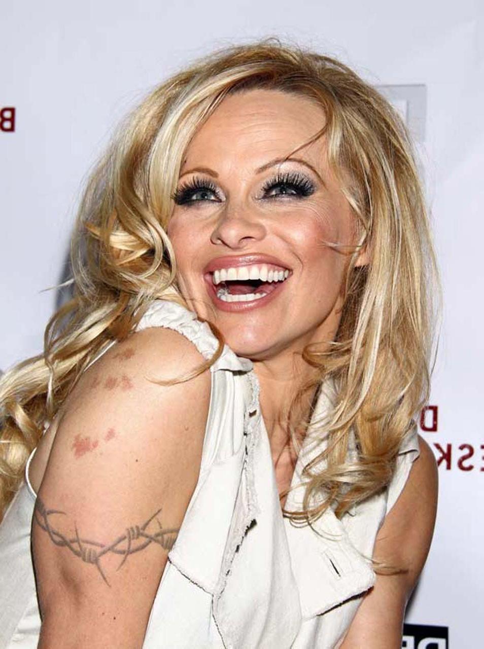 16P Pamela Anderson showing her great ass in tight mini skirt paparazzi pictures