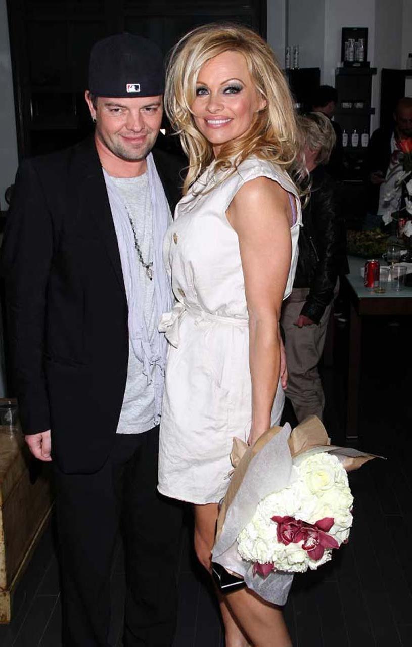 16P Pamela Anderson showing her great ass in tight mini skirt paparazzi pictures