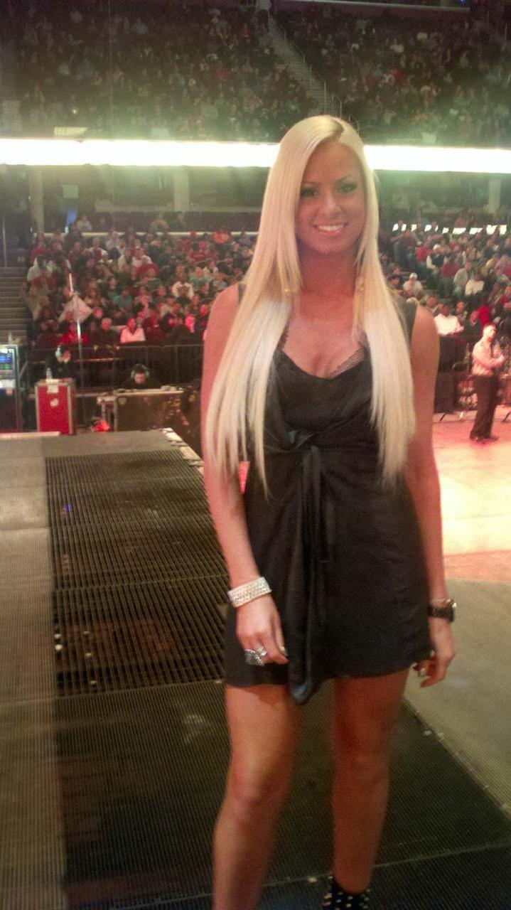 10P Maryse Ouellet showing sexy body in bikini and leggy in mini skirt and personal 