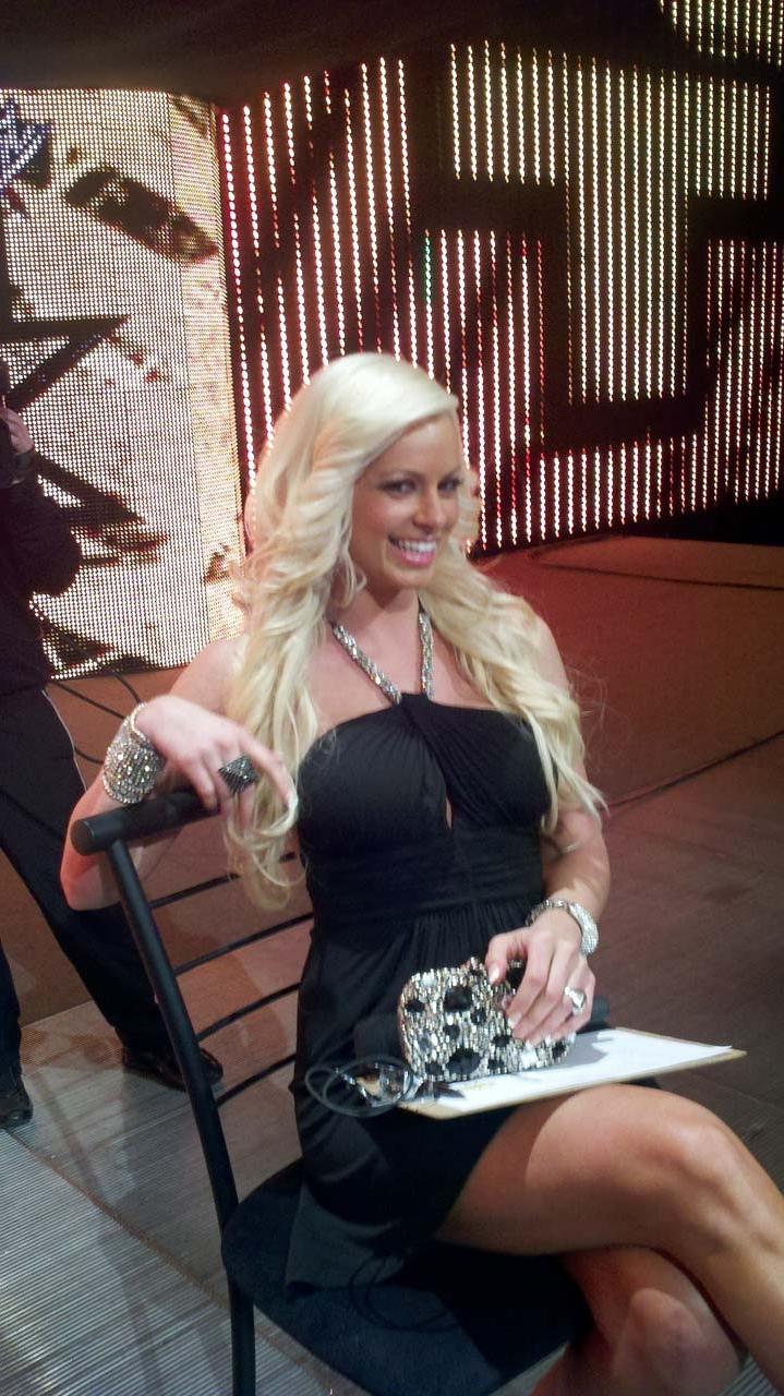 10P Maryse Ouellet showing sexy body in bikini and leggy in mini skirt and personal 