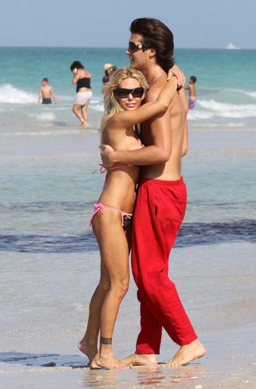 10P Shauna Sand showing her great ass in thong bikini on beach paparazzi pictures