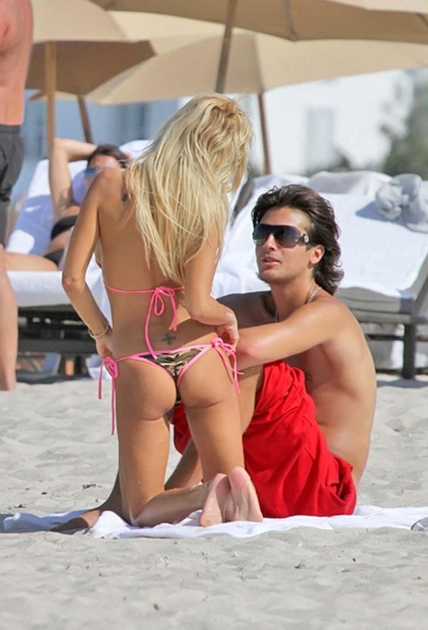 10P Shauna Sand showing her great ass in thong bikini on beach paparazzi pictures