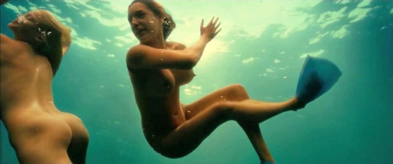 16P Kelly Brook exposing her totally nude body and meaty pussy
