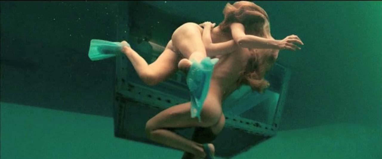 16P Kelly Brook exposing her totally nude body and meaty pussy