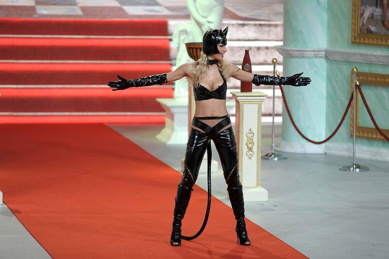 10P Michelle Hunziker in leather bikini like Catwomen and exposing her nice big boob