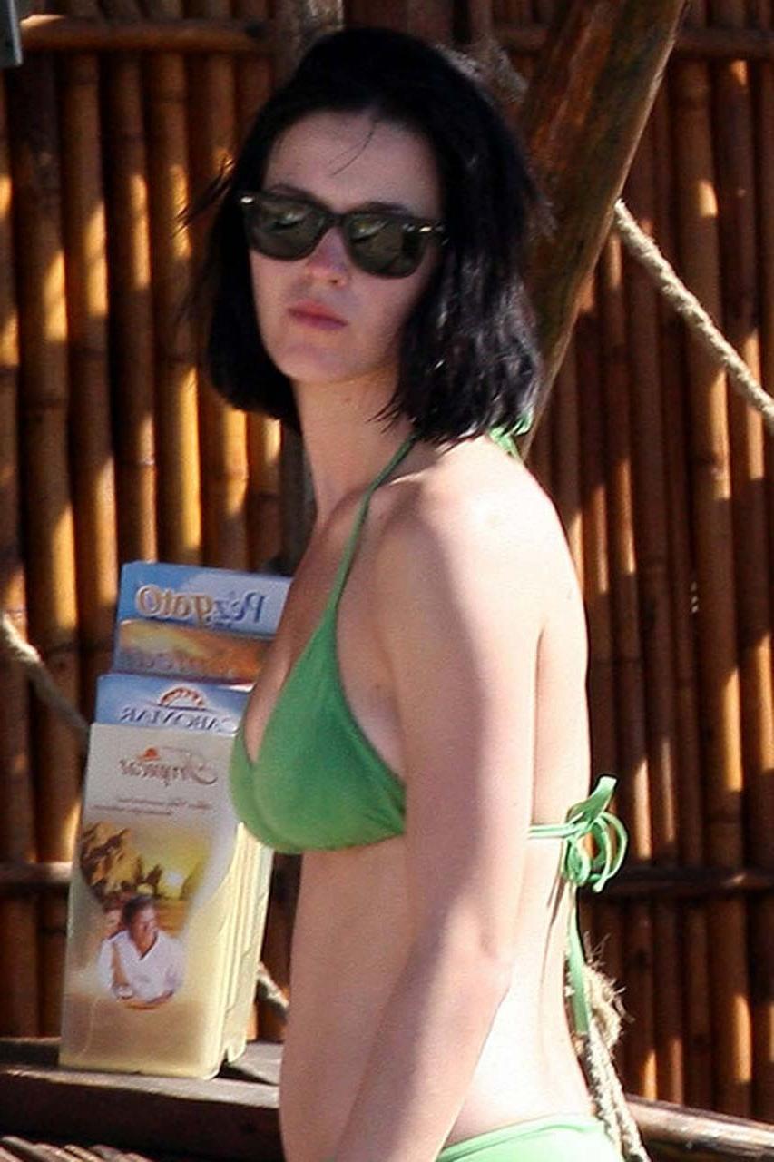 16P Katy Perry exposing her sexy body and huge boobs in green bikini