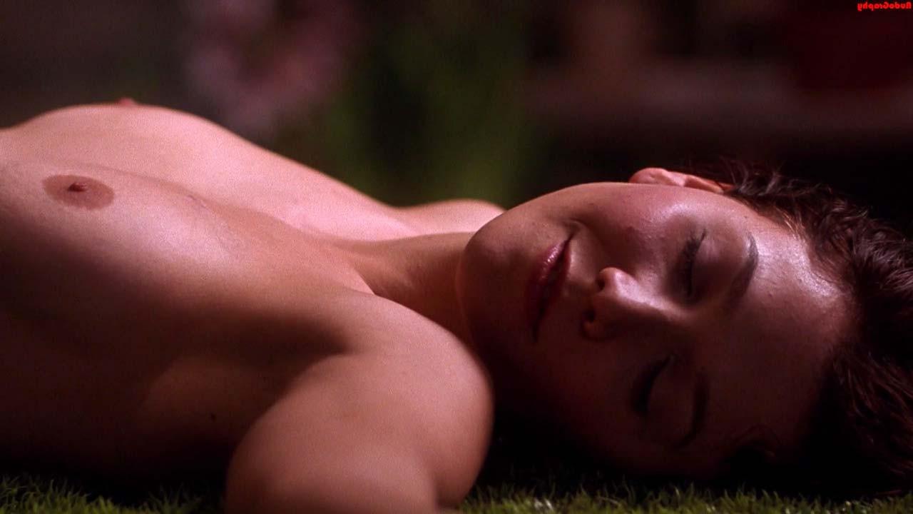 10P Maggie Gyllenhaal exposing her nice big boobs and hairy pussy in nude movie scen