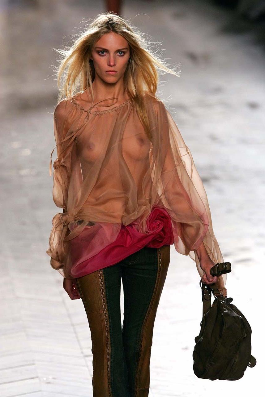10P Anja Rubik showing her nice tits on photoshoot paparazzi pictures and on stage