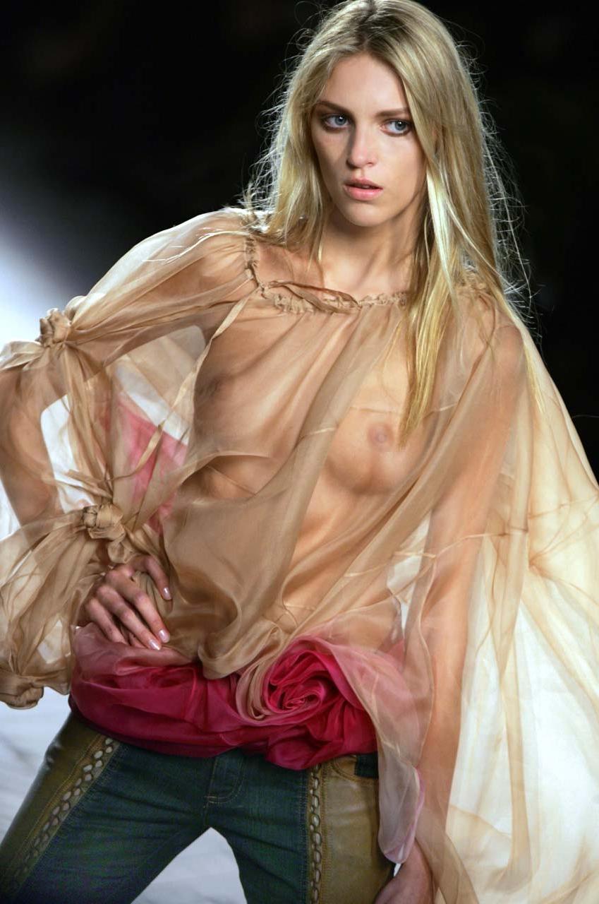 10P Anja Rubik showing her nice tits on photoshoot paparazzi pictures and on stage