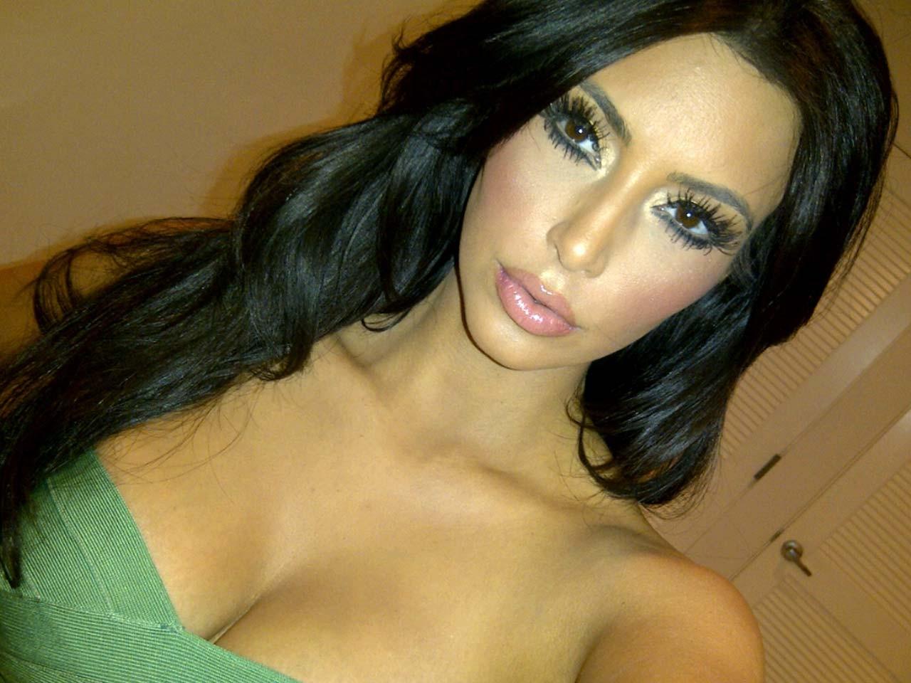 16P Kim Kardashian posing totaly nude and showing her huge boobs