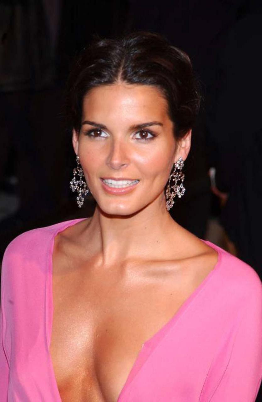 11P Angie Harmon showing her nice ass and huge boobs and posing very sexy