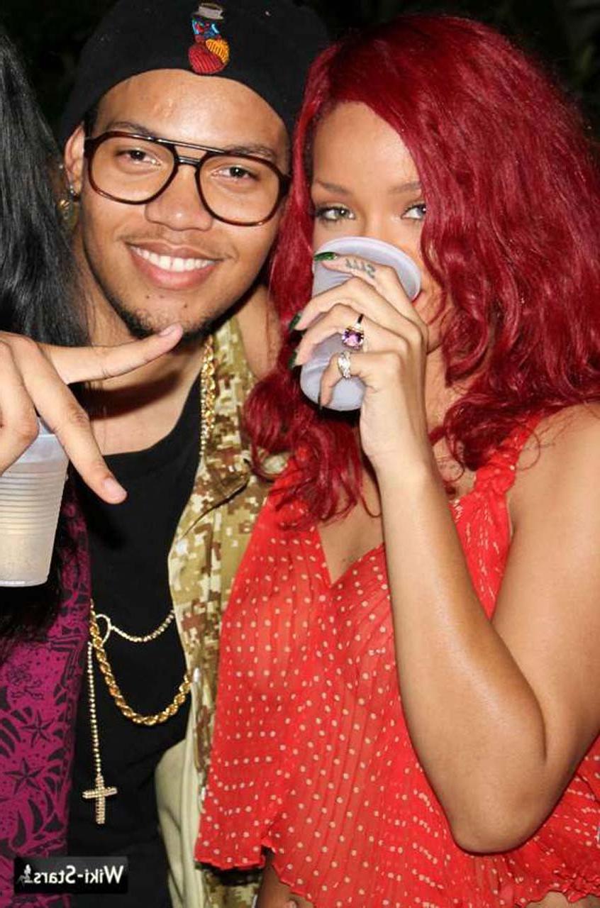 16P Rihanna exposing her fucking sexy body and sexy tits in see thru shirt
