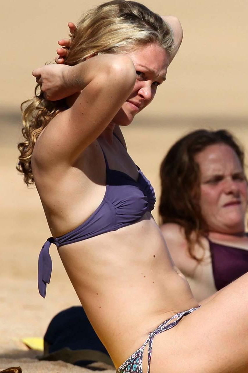 16P Julia Stiles exposing her sexy body and hot ass in bikini on beach