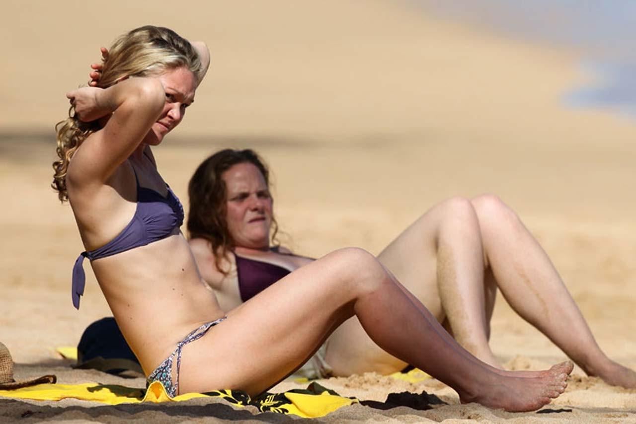 16P Julia Stiles exposing her sexy body and hot ass in bikini on beach