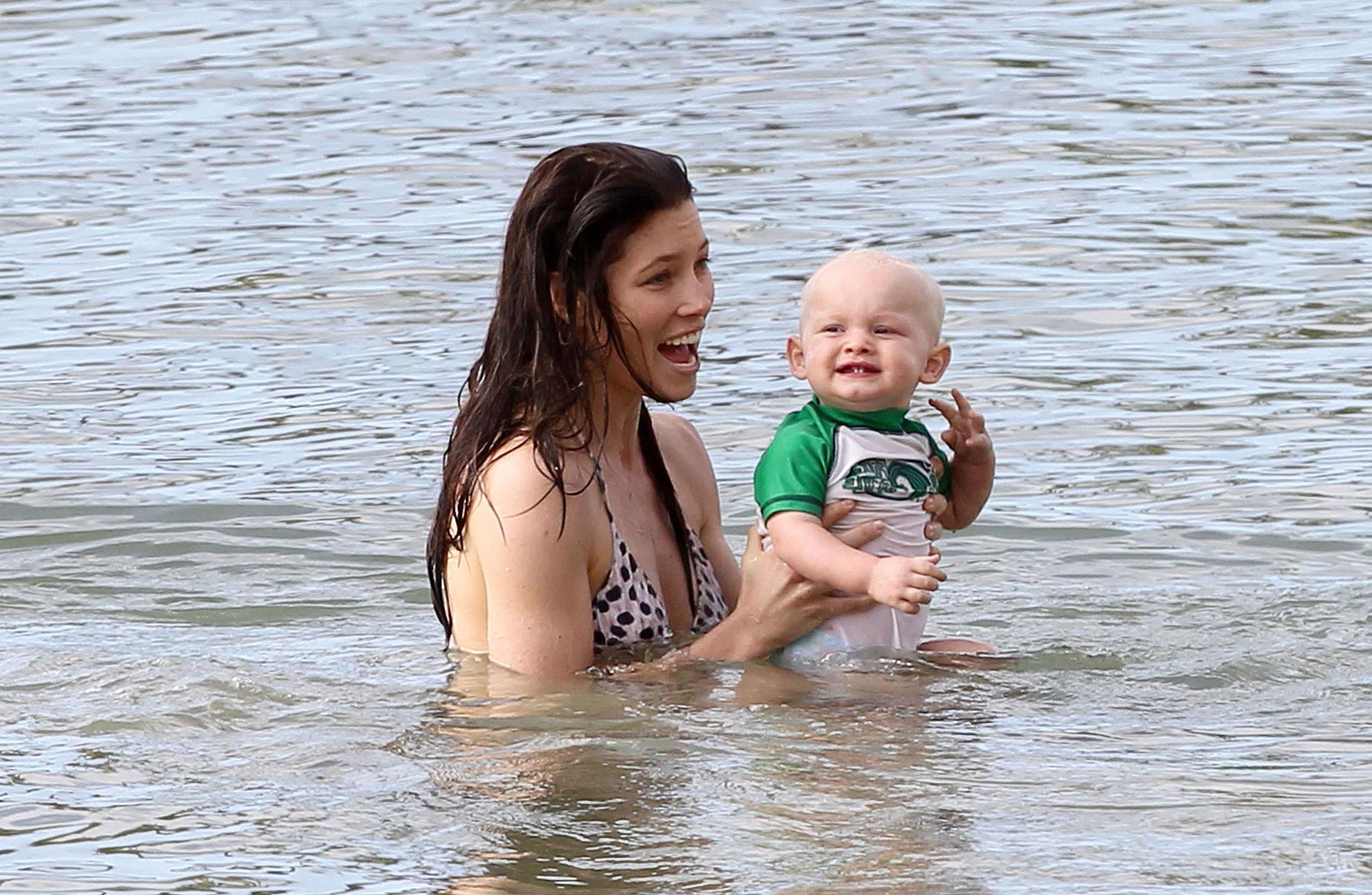 16P Jessica Biel exposing her sexy body and hot ass in bikini on beach