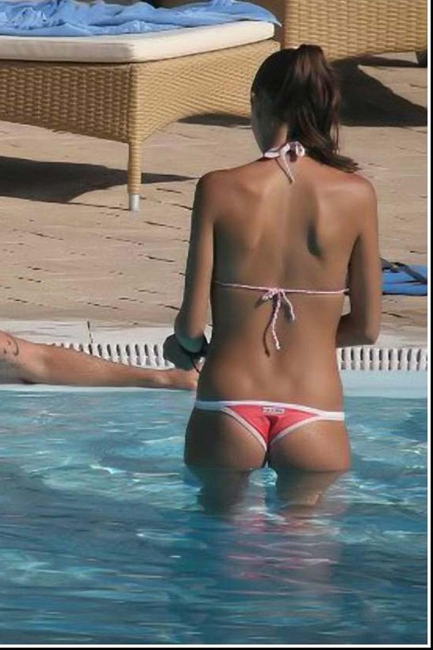 16P Melissa Satta showing her nice body and ass in thong on beach