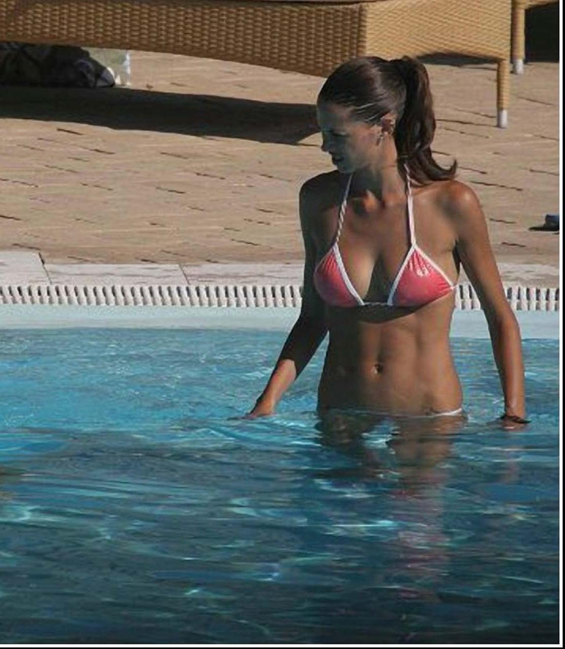 16P Melissa Satta showing her nice body and ass in thong on beach
