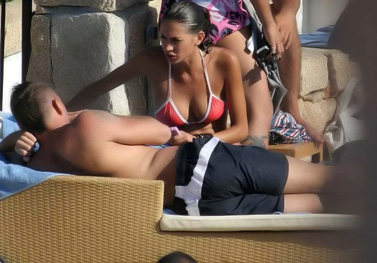16P Melissa Satta showing her nice body and ass in thong on beach
