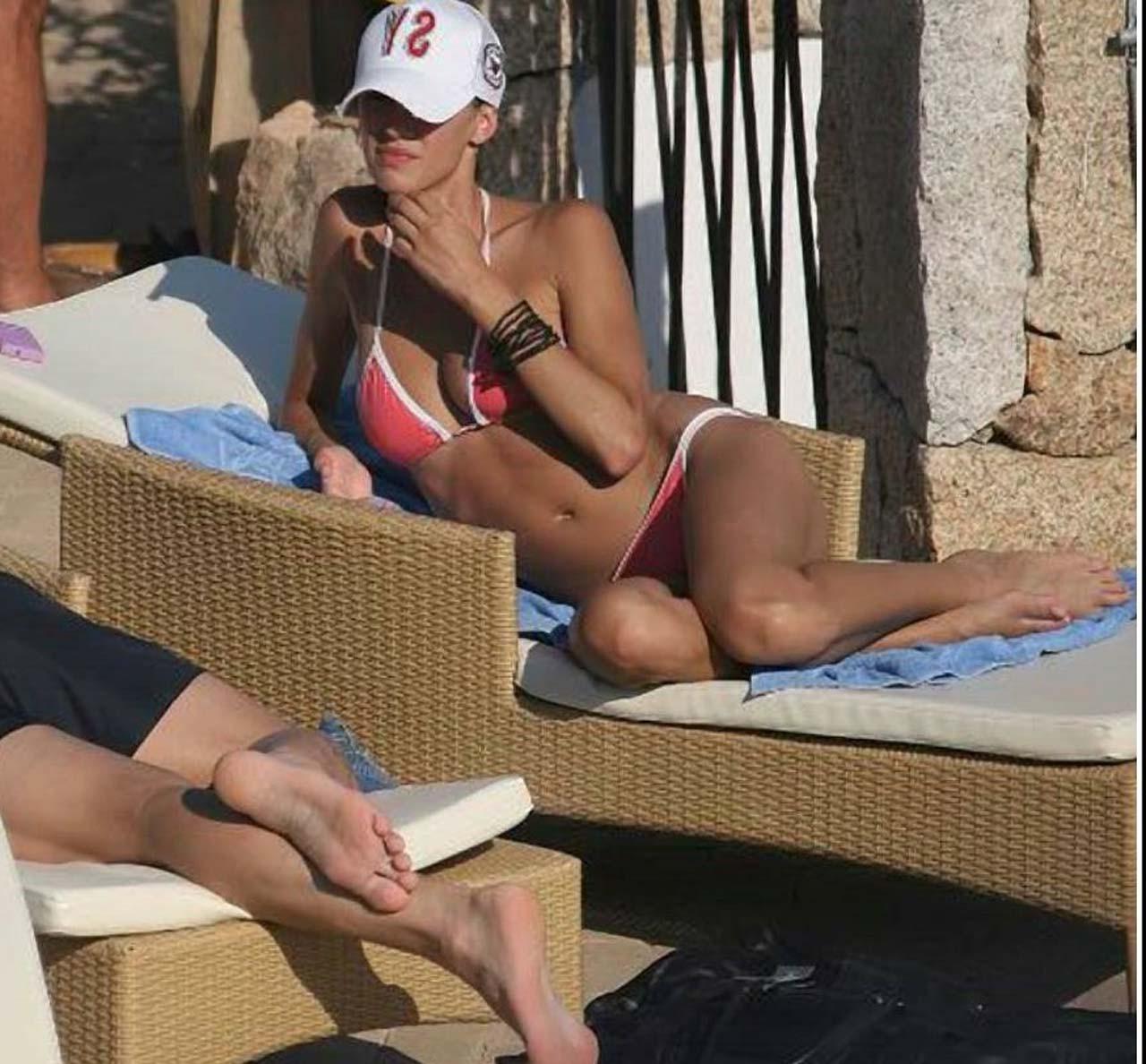 16P Melissa Satta showing her nice body and ass in thong on beach