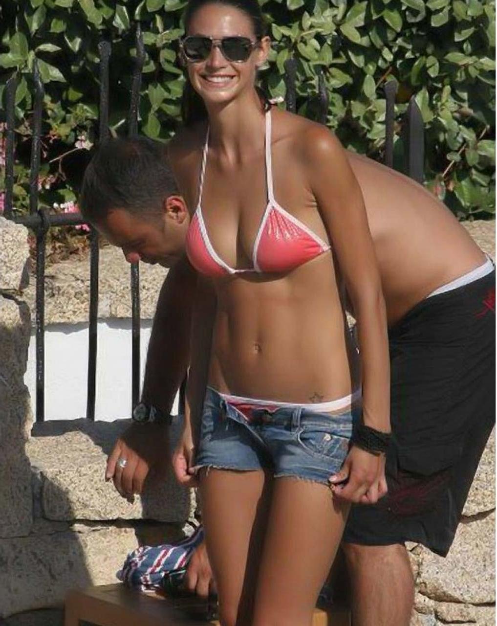 16P Melissa Satta showing her nice body and ass in thong on beach