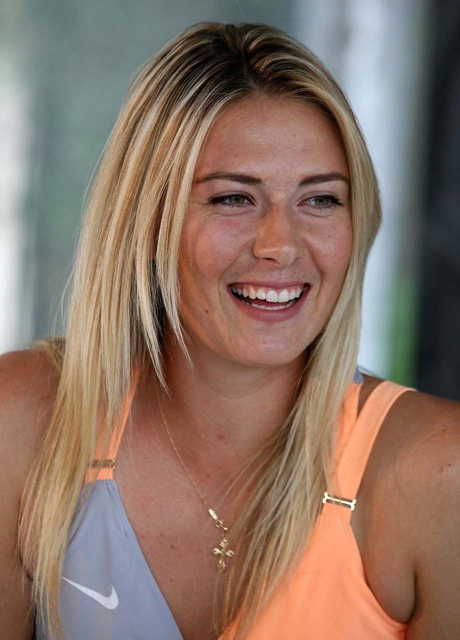 10P Maria Sharapova very leggy and almost upskirt in short mini skirt paparazzi shoo