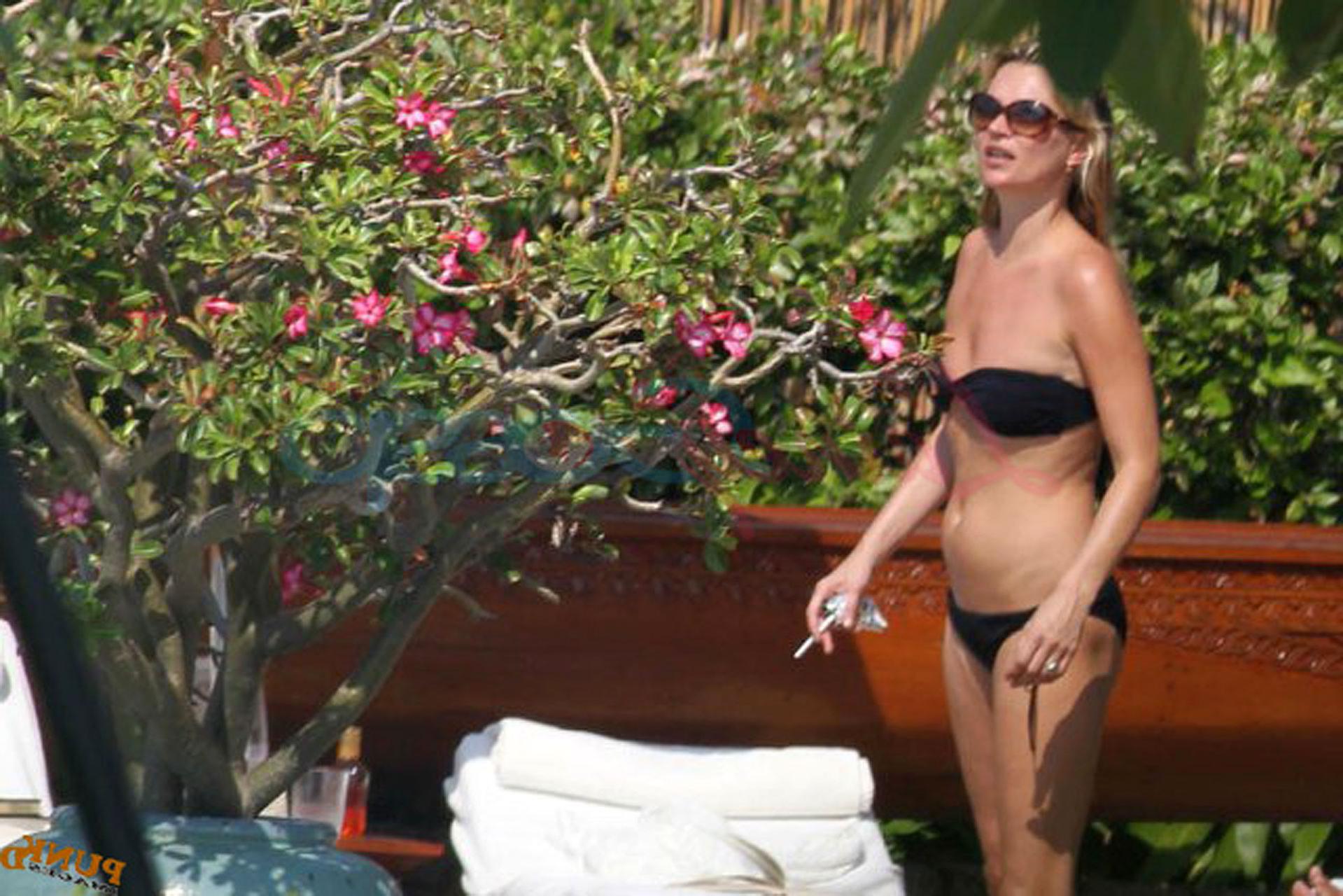16P Kate Moss exposing her fucking sexy body and hot ass in black bikini