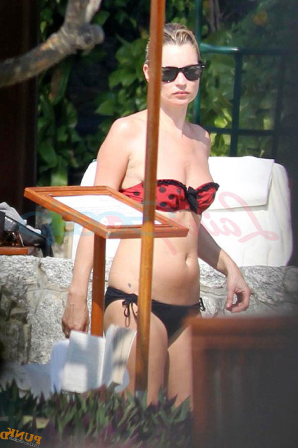 16P Kate Moss exposing her fucking sexy body and hot ass in black bikini