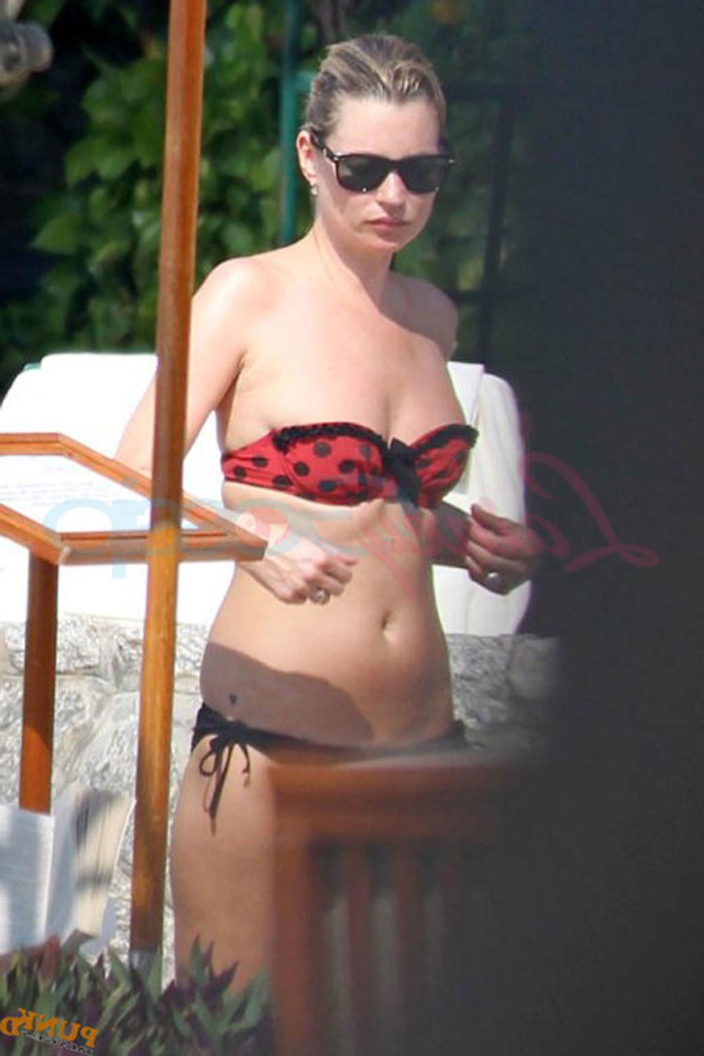 16P Kate Moss exposing her fucking sexy body and hot ass in black bikini
