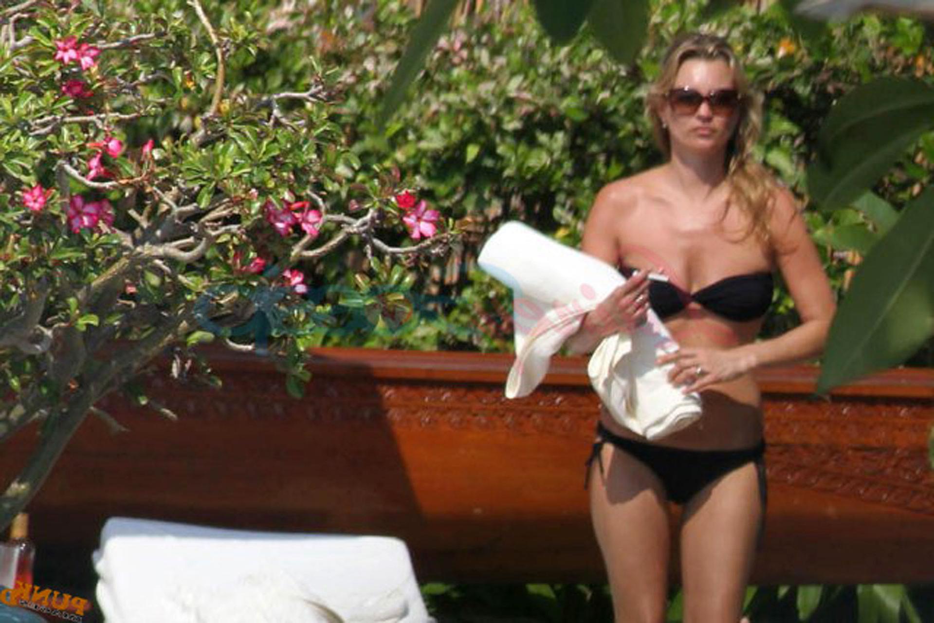 16P Kate Moss exposing her fucking sexy body and hot ass in black bikini