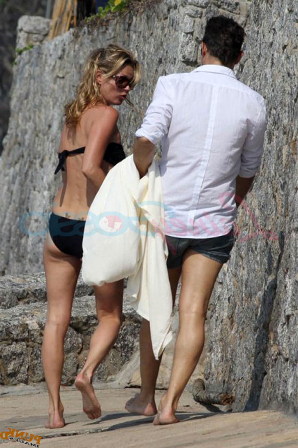 16P Kate Moss exposing her fucking sexy body and hot ass in black bikini