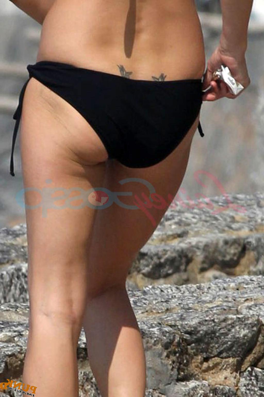 16P Kate Moss exposing her fucking sexy body and hot ass in black bikini
