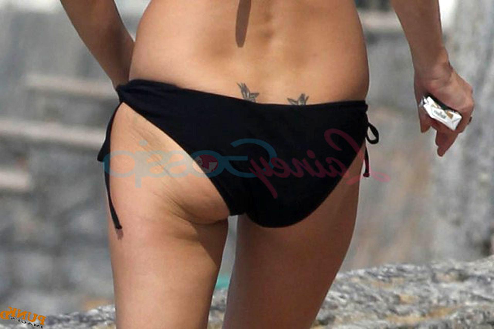 16P Kate Moss exposing her fucking sexy body and hot ass in black bikini