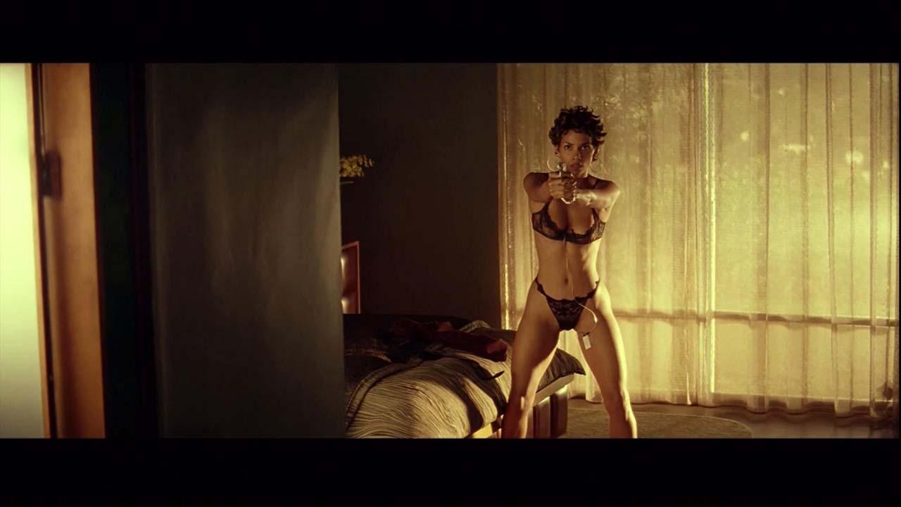 16P Halle Berry showing her nice big boobs and posing sexy in lingerie