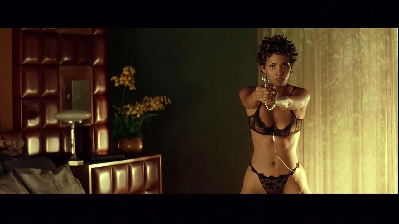 16P Halle Berry showing her nice big boobs and posing sexy in lingerie
