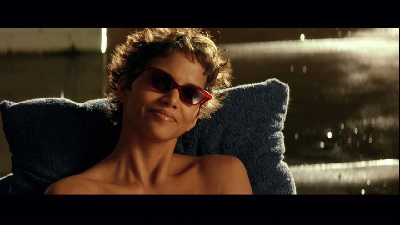 16P Halle Berry showing her nice big boobs and posing sexy in lingerie