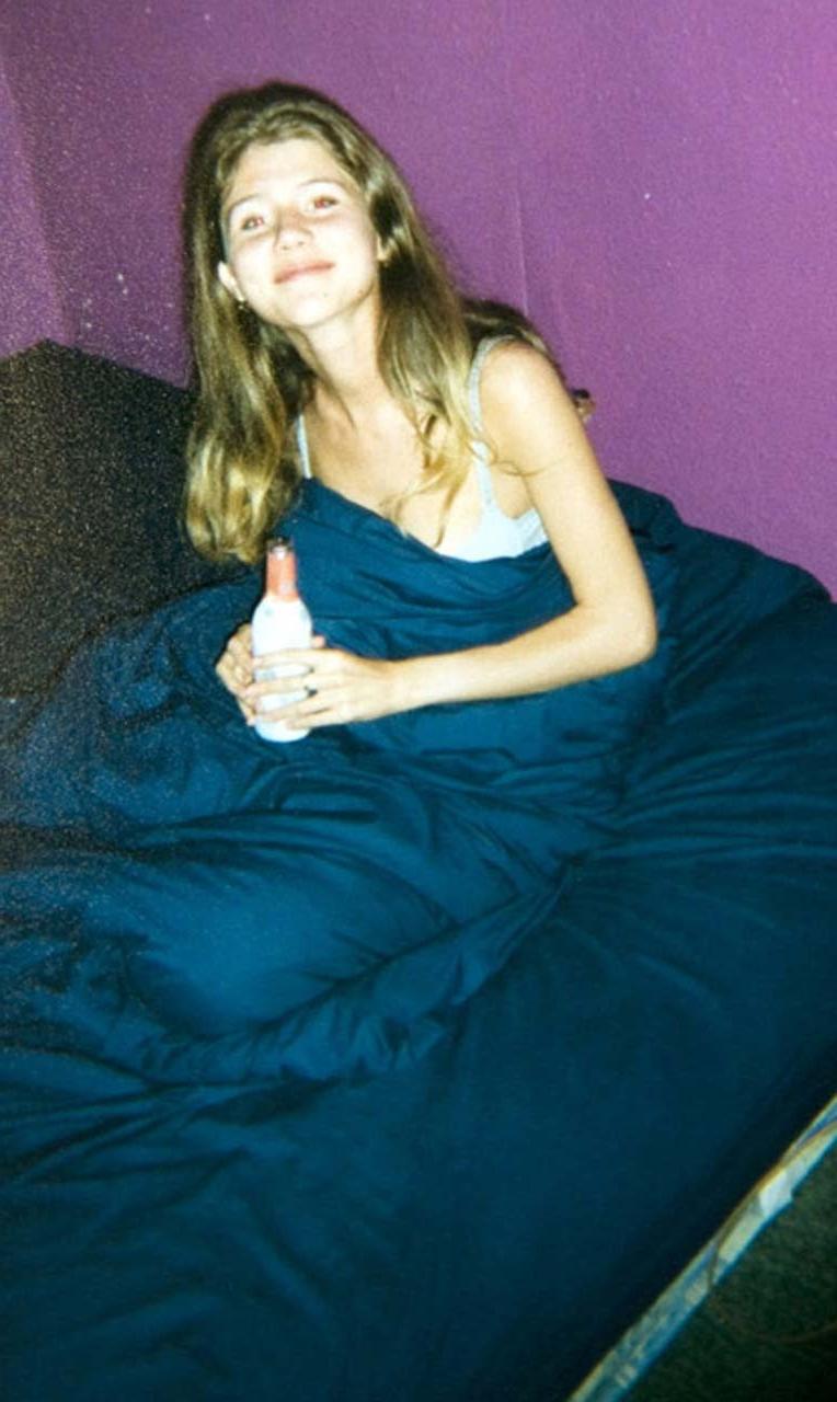10P Russian spy Anna Chapman exposing her nice boobs in personal photos