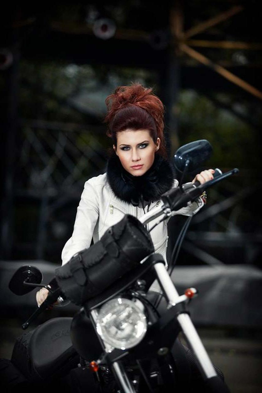 10P Russian spy Anna Chapman exposing her nice boobs in personal photos