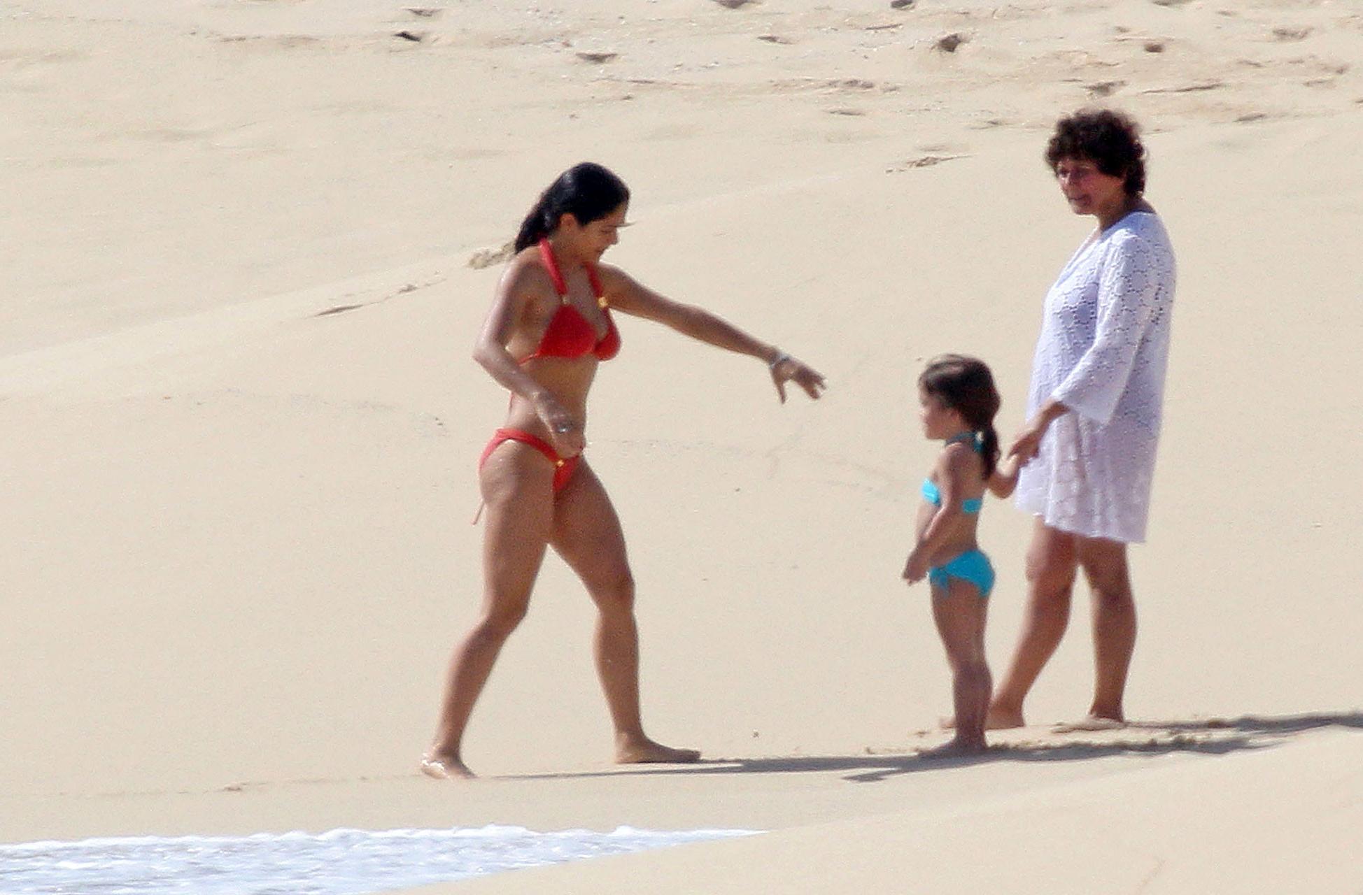16P Salma Hayek exposing sexy body and huge boobs in red bikini on beach