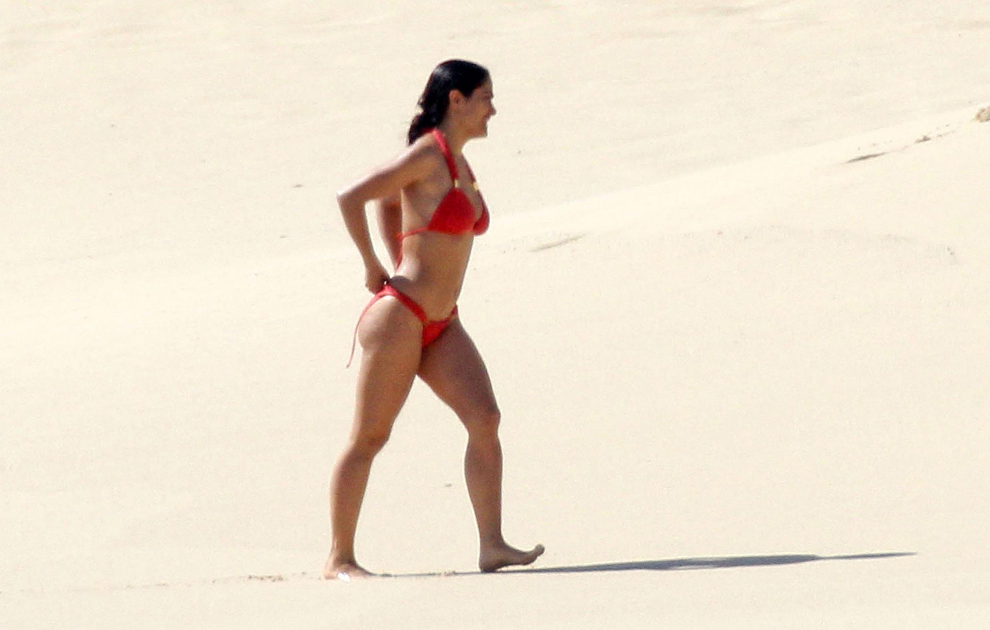 16P Salma Hayek exposing sexy body and huge boobs in red bikini on beach