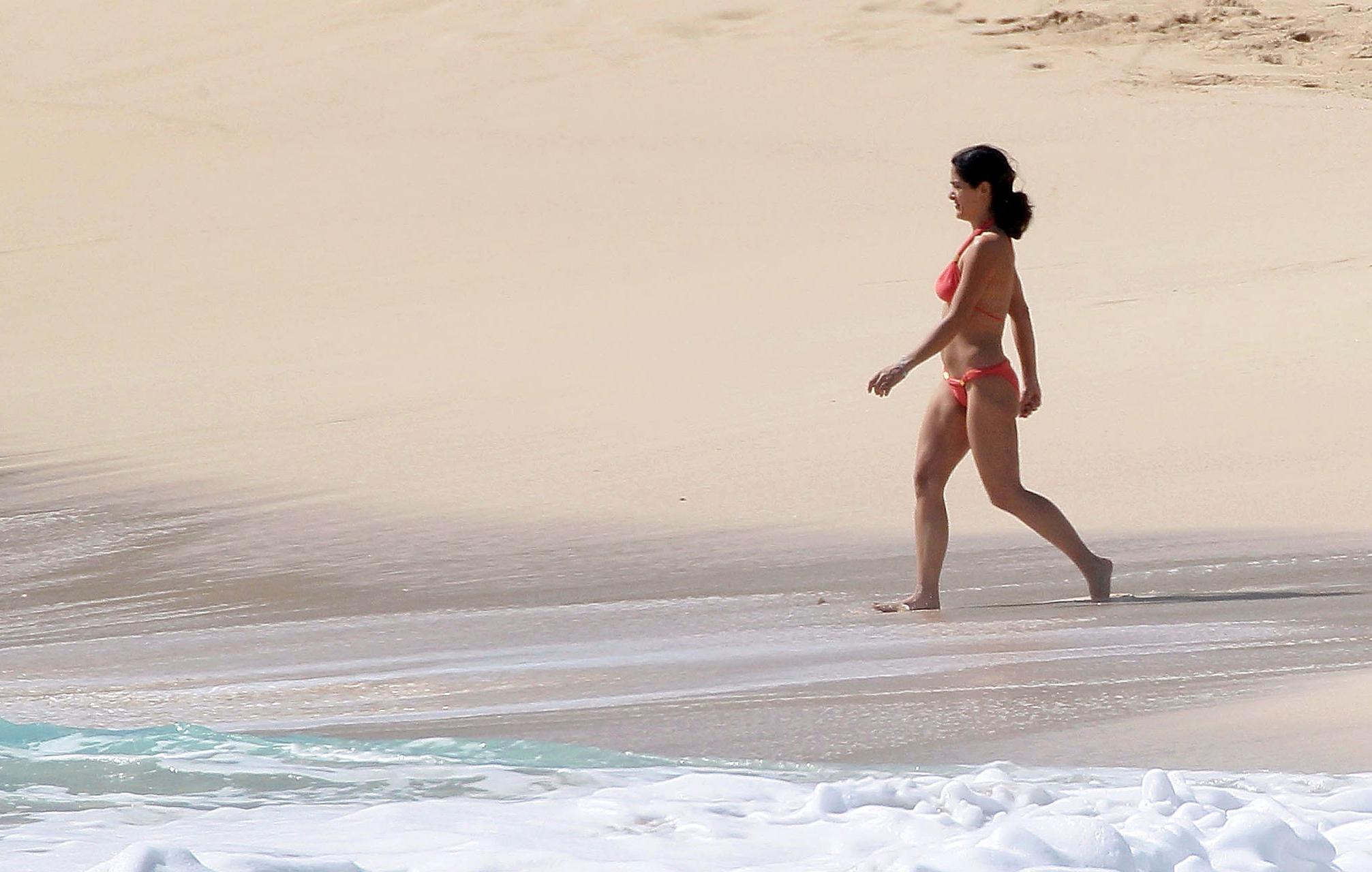 16P Salma Hayek exposing sexy body and huge boobs in red bikini on beach
