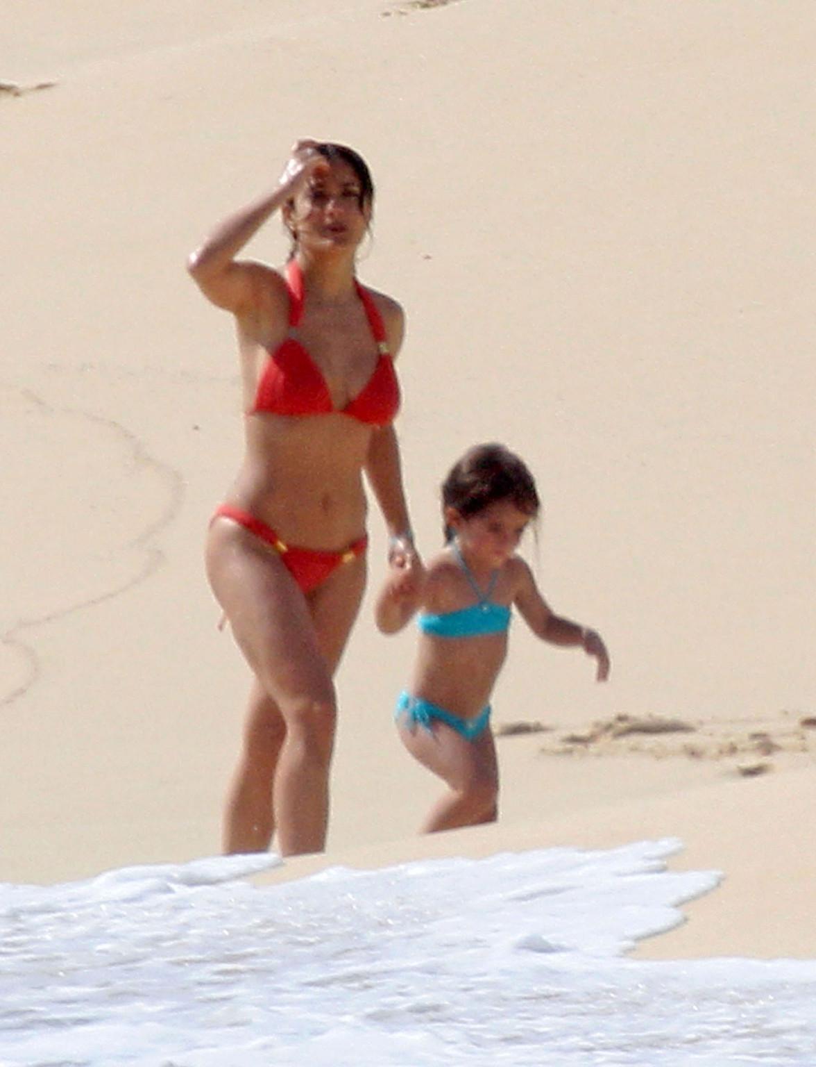 16P Salma Hayek exposing sexy body and huge boobs in red bikini on beach