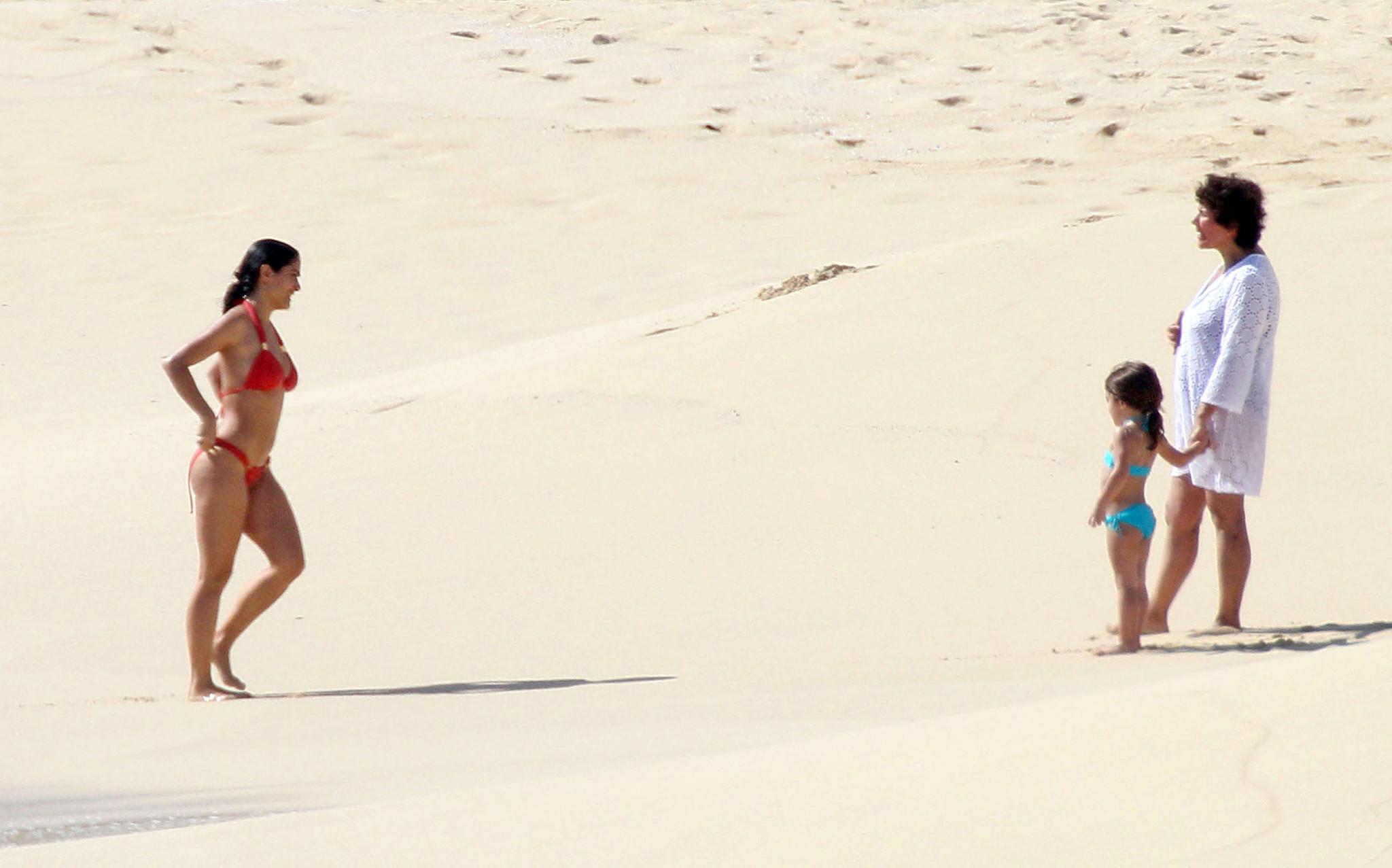 16P Salma Hayek exposing sexy body and huge boobs in red bikini on beach