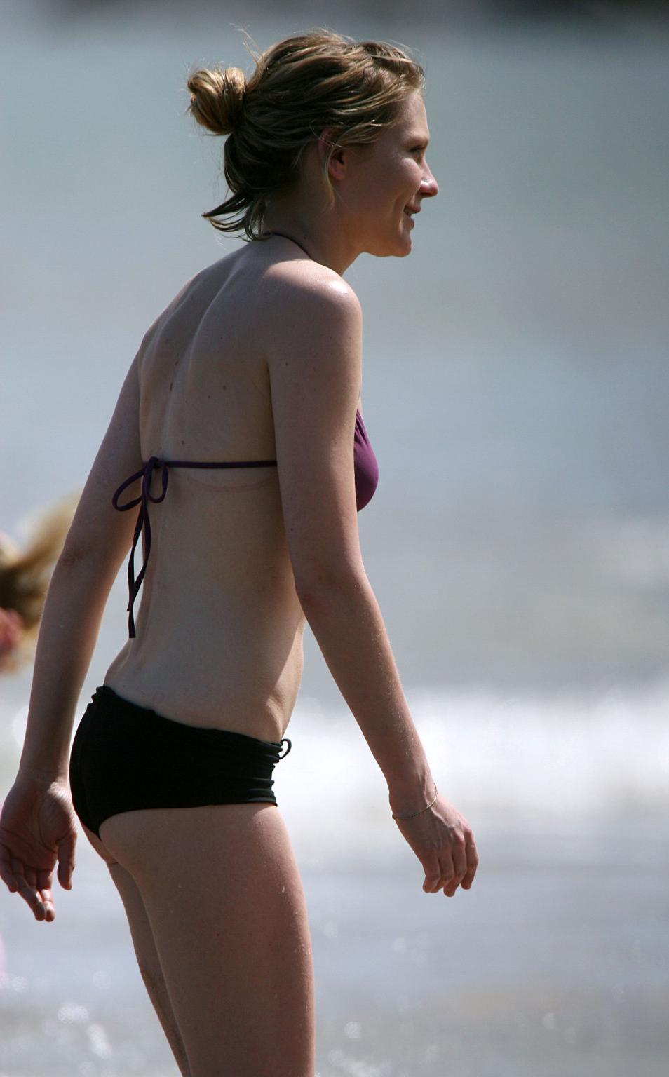 16P Kirsten Dunst exposing fucking sexy body and hot ass in bikini on beach